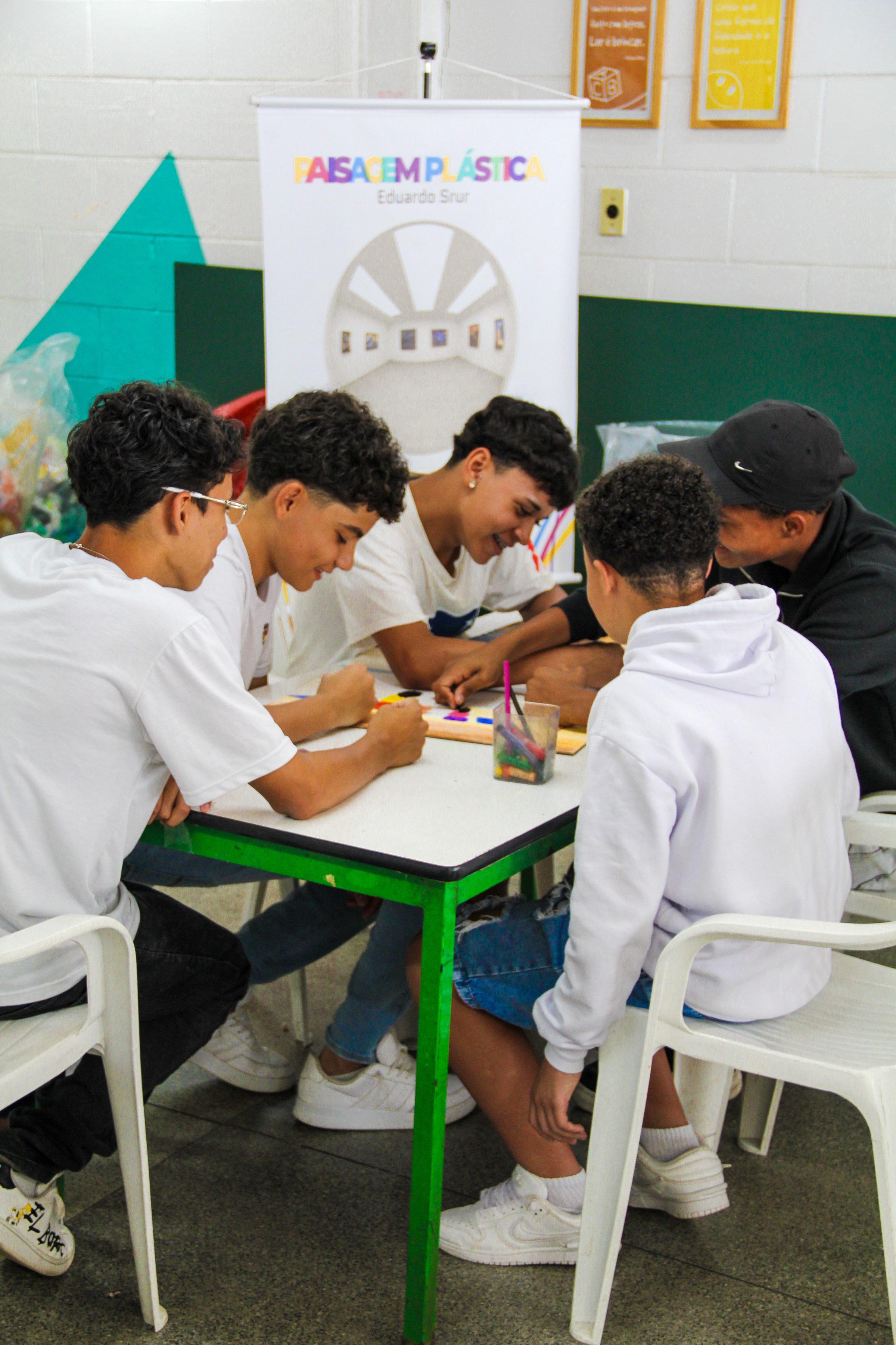 Estudantes trabalhando juntos em uma mesa da oficina